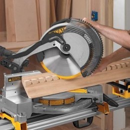 DeWALT Single Bevel Miter Miter Saw7